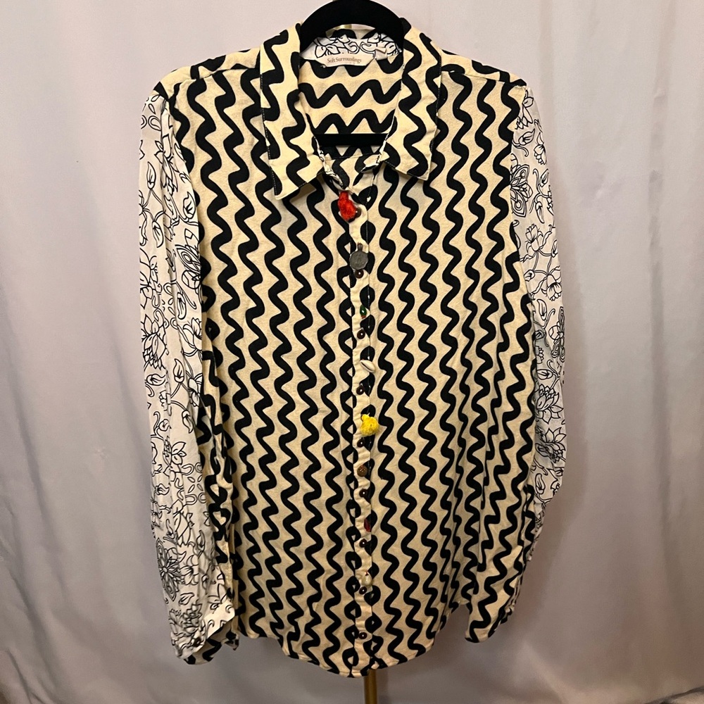 Soft surroundings, button down blouse,, black and white size extra large  (B4)